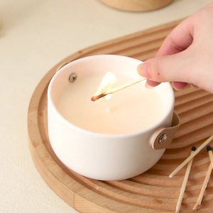 AIKUN - Frascos Grandes de Lujo con Asa de Cuero, Personalizados con Etiqueta Privada, Velas Aromáticas en Recipientes Blancos de Cerámica, Velas Perfumadas - Product Image 2