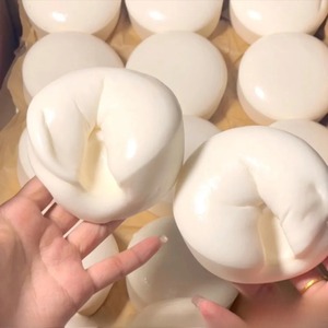 Juguete Sensorial Antiestrés de Plástico Blanco Blandito con Forma de Pastel de Yogur y Pan, de Levantamiento Lento, Regalo Relajante para Niños - Product Image 3