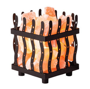 Lámpara de Sal del Himalaya Cuadrada con Diseño de Hoja Tallada y Cesta de Hierro para Decoración del Hogar - Product Image 3