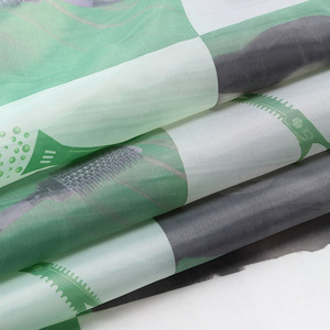 Capa de peluquería Wanmei, delantal de peluquería antiadherente con estampado para uso doméstico, diseño a cuadros verdes - Product Image 5