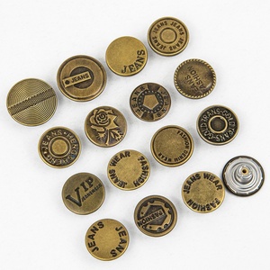 ผู้ผลิตตามสั่ง ปุ่มทองเหลืองทรงกลมแบบแบน ชุบเคลือบ พร้อมสลักโลโก้ตามแบบ สำหรับเสื้อแจ็คเก็ตและกางเกงยีนส์ - Product Image 3