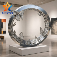Sculpture de papillon personnalisée en acier inoxydable 304 poli miroir avec anneaux circulaires creux pour grand jardin, place publique, hôtel, art