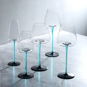Verre à vin rouge de luxe classique et contemporain à long pied de 500 ml, sans plomb, avec bord fin, idéal pour les mariages et les événements - Product Image 4