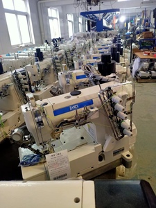 Machine à coudre interlock à lit plat DT 500-01 CB/EUT/DD à entraînement direct, 3 aiguilles, 5 fils, avec coupe-fil électronique automatique - Product Image 2