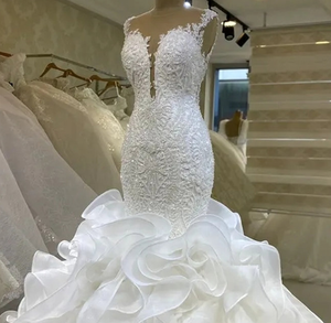 Abito da sposa a sirena con scollo illusione romantico, elegante strascico a cappella, gioiello sul petto, stile africano - Product Image 4