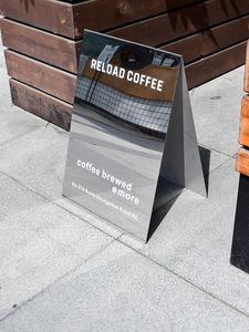 Insegna a Doppia Faccia in Acciaio Inox con Finitura a Specchio, Antivento e Pieghevole per Pubblicità su Marciapiede di Caffetterie - Product Image 4