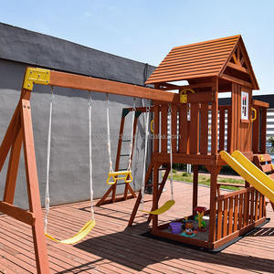 Columpio de madera con casita de juegos, tobogán amarillo, columpios, barras de mono y telescopio - Conjunto de juegos para patio trasero infantil - Product Image 1