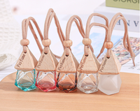 Bouteille de parfum en verre de luxe personnalisée de 8ml contenant de désodorisant suspendu pour bureau moderne pour ornements de voiture et pendentif d'huiles essentielles