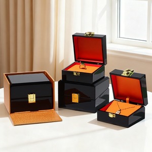 กล่องใส่เครื่องประดับทองคำพรีเมียมแบบกำหนดเอง กล่องเครื่องประดับเคลือบเงาแบบเปียโน สำหรับแหวน กำไล จี้  กล่องทองคำสามกล่อง บรรจุภัณฑ์กล่องของขวัญเครื่องประดับ - Product Image 3