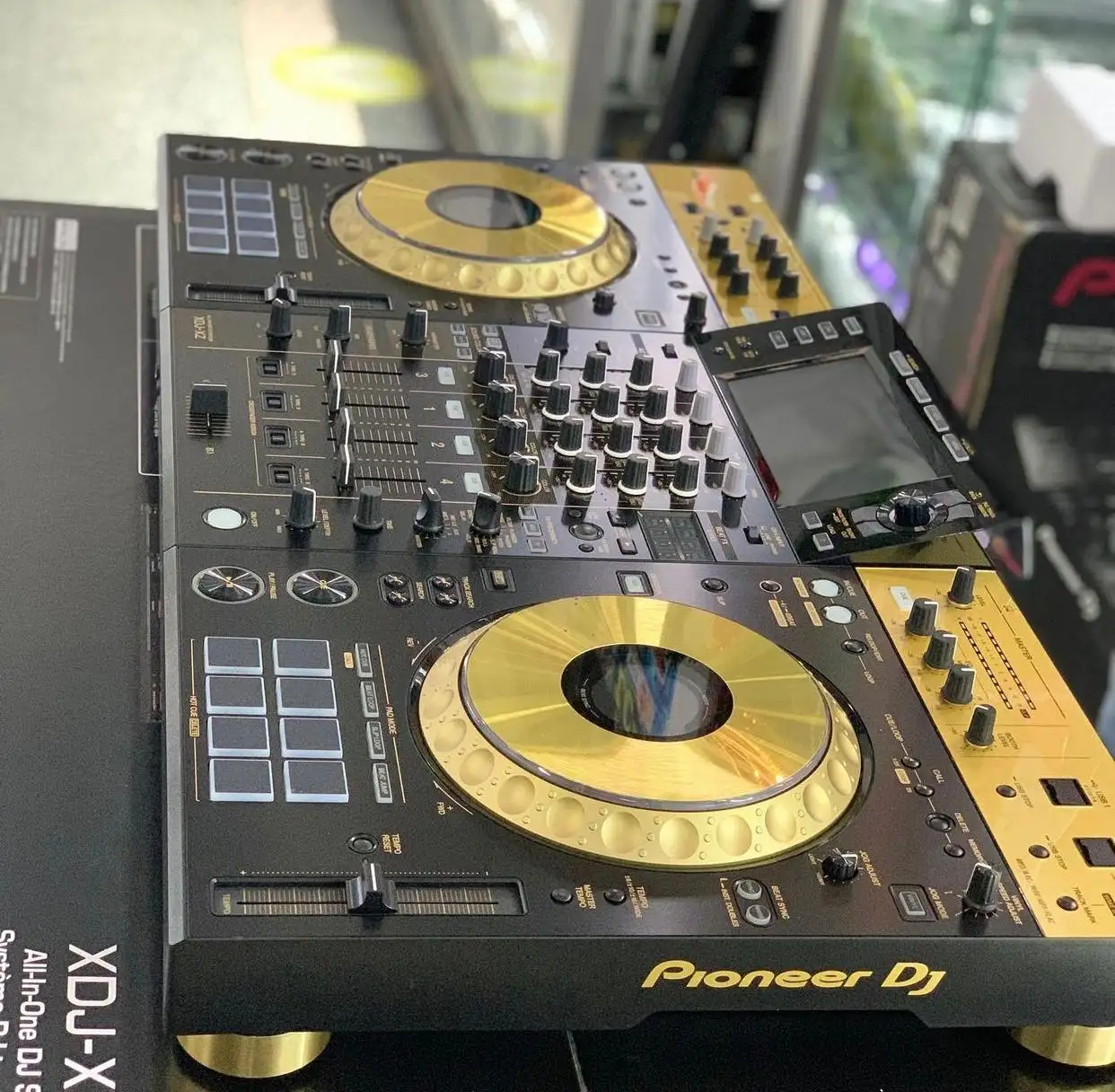 100% Pioneer DJ XDJ-XZ système DJ professionnel tout-en-un avec boîtier de vol doré sur noir