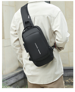 OMASKS防水设计师标志USB斜挎包男士胸包 - Product Image 2