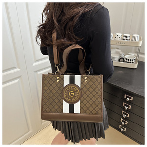 Borsa da Donna alla Moda di Grande Capacità, Nuovo Modello Bicolore con Stampa Dorata, Chiusura a Cerniera in PU, Fodera in Nylon, Ideale per il Pendolarismo - Product Image 2