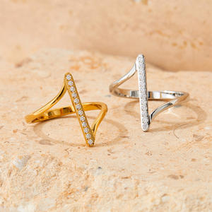 Nouveauté Bijoux pour femmes Zircone Forme de Z Bague barre Bague géométrique délicate pour femmes - Product Image 2