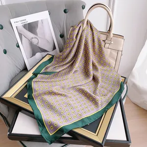 Großhandel 2024 individueller Seidenschal Designer Blumendruck 70 * 70 cm Buchstaben Polyester Satin-Schal für Damen stilvoll