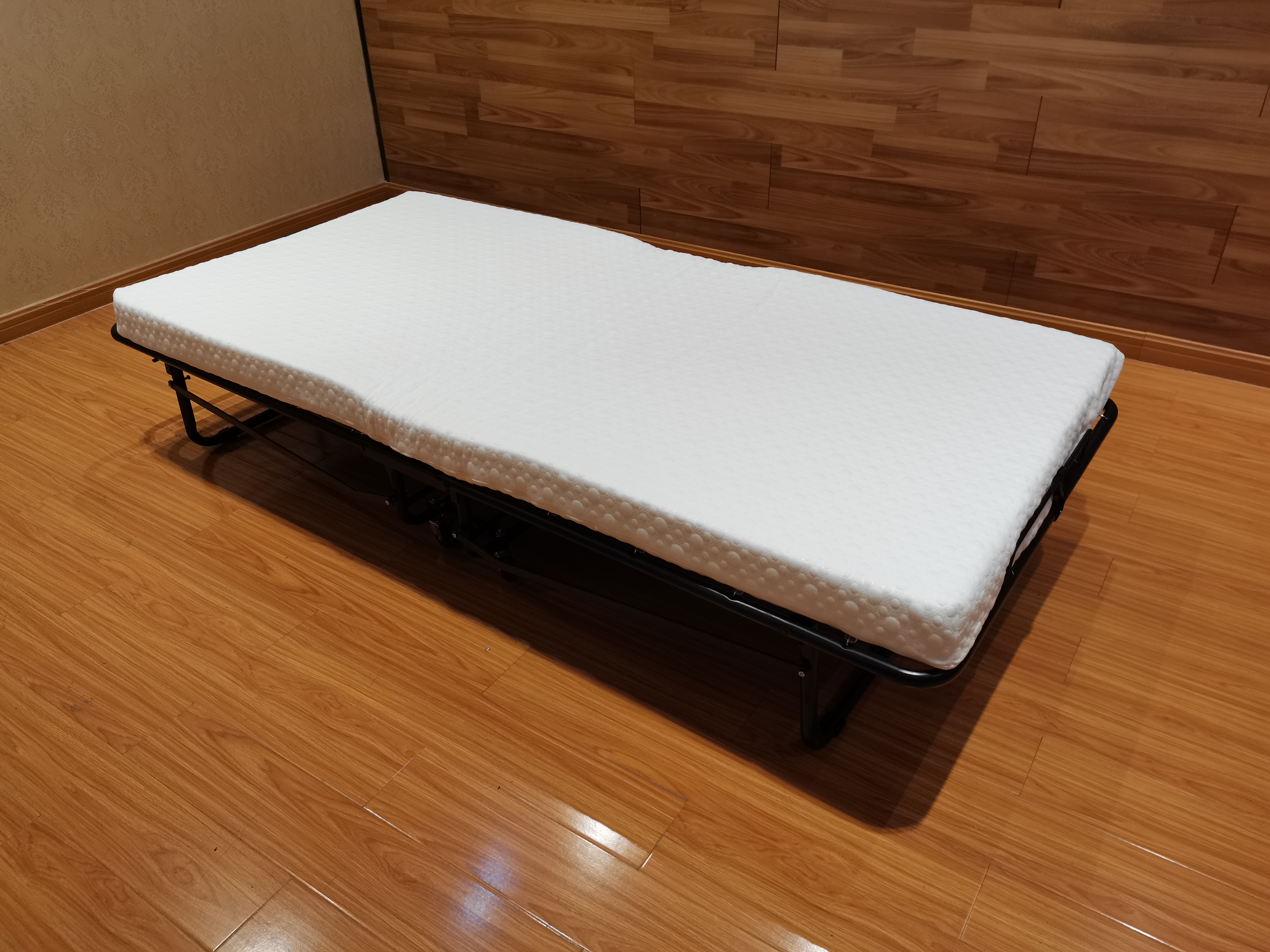 Factory Supply Folding Portable Single Folding Metal Bed with Mattress