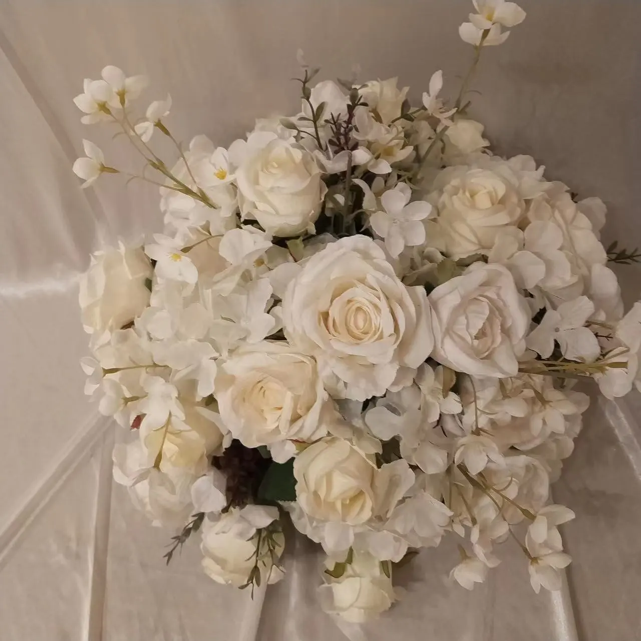 Hortensia boule de fleur blanche avec décoration de rose pour la location de mariage ou les accessoires de décorations de table en gros