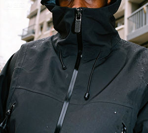 เสื้อแจ็คเก็ตเดินป่าแบบซอฟต์เชลล์สำหรับผู้ชาย ผลิตตามสั่ง เป็นมิตรกับสิ่งแวดล้อม ยั่งยืน กันน้ำ กันลม ทรงโอเวอร์ไซส์ สำหรับกิจกรรมกลางแจ้งและกีฬา  แบบยุทธวิธี - Product Image 3