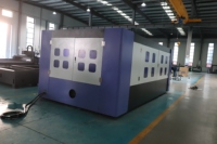 Machine de découpe laser à fibre mini entièrement fermée de haute précision avec contrôle Cypcut et rail de guidage HIWIN pour tôles métalliques