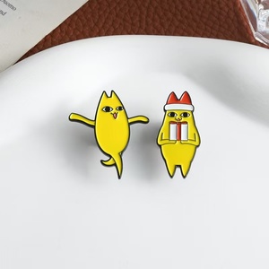 Karikatür Animasyon Kedi Emaye Rozetleri Sevimli Efsanevi Kedi Komik Pozlu ve Noel Şapkalı Hediye Kutusu Tasarımlı Rozet Broş Takı Hediyesi - Product Image 4