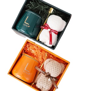 Set <span class=keywords><strong>Regalo</strong></span> <span class=keywords><strong>per</strong></span> <span class=keywords><strong>San</strong></span> <span class=keywords><strong>Valentino</strong></span> e Matrimonio <span class=keywords><strong>per</strong></span> Ospiti, Compleanno, Souvenir con Tazza, Asciugamano <span class=keywords><strong>per</strong></span> <span class=keywords><strong>Lei</strong></span>, Donna e Damigella d'Onore - Product Image 1