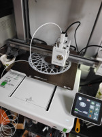 Impresora 3D FDM Bambu Lab A1 de Alta Velocidad, Conexión USB Automática, Garantía de 1 Año, Material de Impresión PLA, Volumen de Construcción de 256x256x256 mm