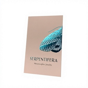 Etiqueta Colgante para Ropa de Cartón de Lujo, Ecológica y Resistente, con Recubrimiento UV y Logotipo Personalizado - Product Image 1