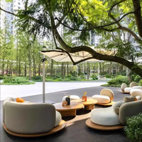Ensemble de canapés d'extérieur en teck massif en forme de nuage avec structure en aluminium et osier, coussins imperméables, table basse modulaire incurvée pour patio
