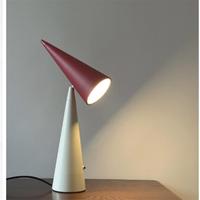 Lampe de table conique sculpturale moderne avec abat-jour angulaire bordeaux et base conique ivoire pour chambre à coucher, chevet, salon, hôtel, bureau