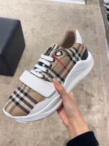 Sneakers plateforme de qualité supérieure avec un design luxueux et un style rayé. Parfait pour la marche et les activités de plein air. - Product Image 5