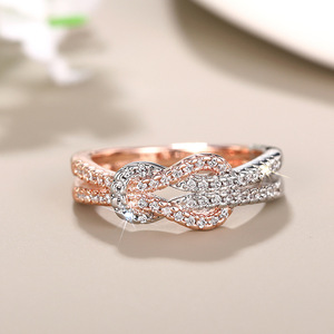 Anello con Nodo Bicolore e Zirconi per Donne, Elegante Gioiello da Dito alla Moda - Product Image 6