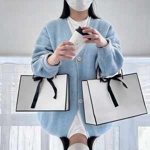 Sacs en papier de luxe personnalisables au prix d'usine |   Emballage de vêtements et de cadeaux pour les entreprises de vente au détail avec logo personnalisé - Product Image 2