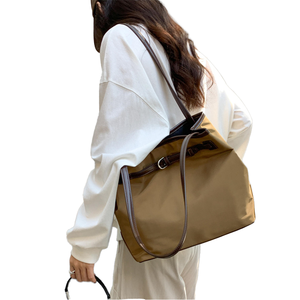 Nouveau Sac Fourre-tout Été 2026 Couleur Unie Imperméable Grande Capacité Tendance Transfrontalière Niche Sac à Bandoulière Haut de Gamme en Polyester - Product Image 2