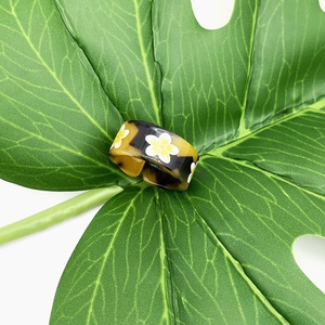 Anillo de concha de tortuga con flores para mujer, sortija estampada, joyería - Product Image 4