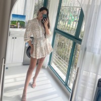 Nouvelle Robe Courte Femme 2026 à Manches Longues, Broderie Florale Multicolore en Lin Blanc, Découpes Ajourées et Ceinture Ajustable