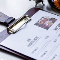 Menu de restaurant personnalisé en papier avec porte-menu en bois, sangle en cuir/clip en métal, logo gravé au laser pour café, bar, bistrot