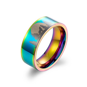 Un anillo de acero de titanio único, creativo y moderno con un lobo solitario bajo la luz de la luna, un pieza de joyería poderosa y a la moda. - Product Image 5