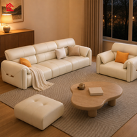 Canapé en cuir pleine fleur de style italien minimaliste, moderne et épuré, couleur crème, luxe léger, modèle Oreilles d'éléphant, pour petit appartement