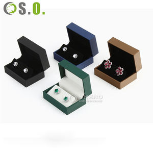 Boîte d'emballage de bijoux de luxe en cuir PU vert pour pendentif et bague de mariage, avec logo personnalisé par marquage à chaud - Product Image 2