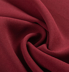 Tissu en crêpe de <span class=keywords><strong>polyester</strong></span> coréen 100% doux, respirant, extensible, anti-boulochage, faible MOQ, pour robes de mariée, jupes, vêtements de nuit pour femmes - Product Image 2