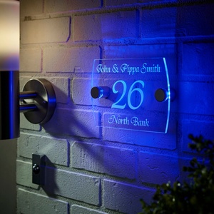 Enseigne Commerciale Murale Lumineuse Personnalisée en Acrylique Rétroéclairée par LED avec Options Multicolores Portable et Durable Garantie de 3 Ans - Product Image 2