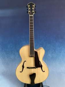 גיטרה חשמלית ג'אז בעבודת יד של יונזי 2AFlamed Maple Luthier בגודל 18 אינץ', גימור ניטרו, גוף חלול, פיקאה עליונה, לוח אצבע אבוני - Product Image 3