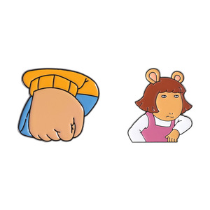 Spilla Personalizzata in Metallo Smaltato Morbido Arthur FIST per Zaino, Accessori Moda e Decorazione Abbigliamento, Accessorio per Cappello Meme - Product Image 6