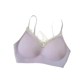 Sujetador sin costuras con tirantes finos para mujeres con busto pequeño, diseño push-up y espalda elegante. - Product Image 3