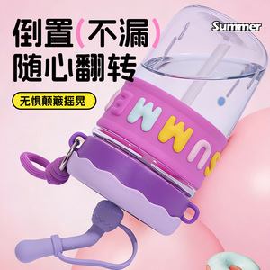 ขวดน้ำพลาสติกน่ารักพร้อมหลอดดูด ฝาเกลียว ปลอดสาร BPA สำหรับนักเรียน พกพาสะดวก มีหูหิ้วแบบเชือก ดีไซน์สำหรับฤดูร้อน - Product Image 3