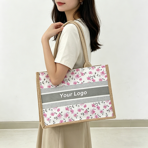 กระเป๋าโท้ทผ้าใบปอกระเจาขนาดใหญ่พิมพ์ลายตามสั่งขายส่ง เป็นมิตรกับสิ่งแวดล้อม สายสะพายไหล่สองเส้นสำหรับผู้หญิง พร้อมผ้าพันคอไหมหลากสี - Product Image 3