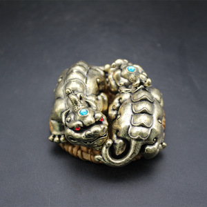 Paire de figurines Pixiu en laiton, créatures mythiques, décor de bureau Feng Shui avec accents de diamants pour le bureau ou la salle d'étude - Product Image 1