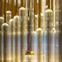 Lustre suspendu personnalisé en acier, acrylique et cristal avec LED, télécommande incluse, idéal pour les halls d'hôtel, villas et projets à plafonds hauts