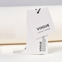 Étiquettes de vêtements en papier écologique épais en gros étiquettes de balançoire de vêtement étiquettes de estampage à chaud de forme personnalisée
