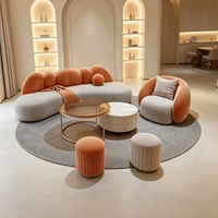Canapé sectionnel de luxe en velours trois places avec rembourrage en éponge pour salon de beauté et espace de réception de magasin de vêtements, design moderne