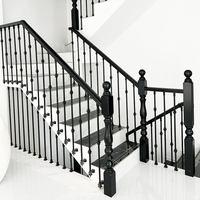 Rampe d'escalier moderne sur mesure pour villa, adaptée aux greniers, rampes et mains courantes intérieures en métal.